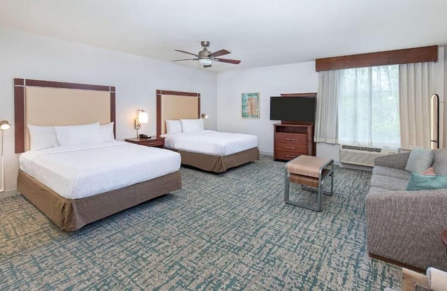 4 Spacious Queen Studios w/Free Breakfast, Shuttle & Steps from Perimeter Mall!