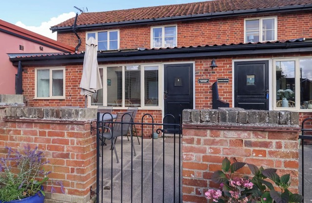 COACHMAN'S COTTAGE, pet friendly, with a garden in Ipswich
