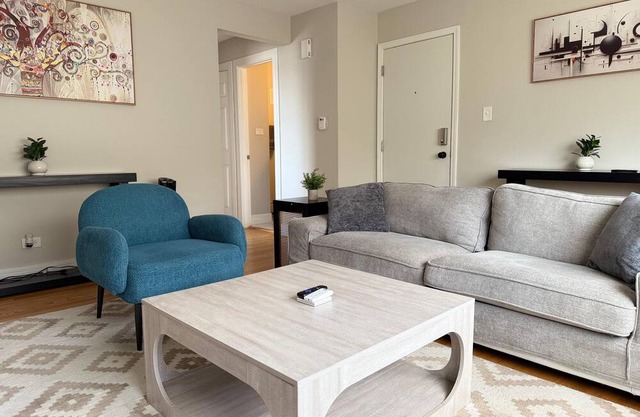 Soothing 2-bedroom apartment with AC in Des Plaines