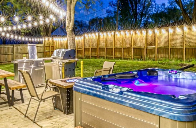 Incredible Cozy Cottage with Hot-tub in Gary, Indiana