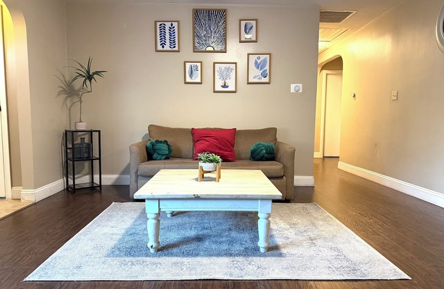 Spacious 4-Bedroom Home for Groups & Families — Minutes from Hartford