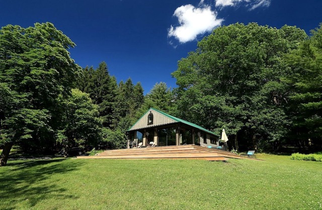 Gorgeous Cottage for Two, Overlooking Pond on 20 acres, Glamping in Pennsylvania