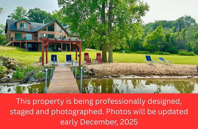 Waterfront - Hot Tub - 10min to DT - Game Room