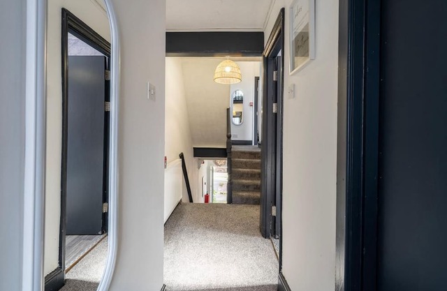 Spacious 6BR House | Central Warrington | Unli Wi-Fi | Free Parking | Sleeps 12