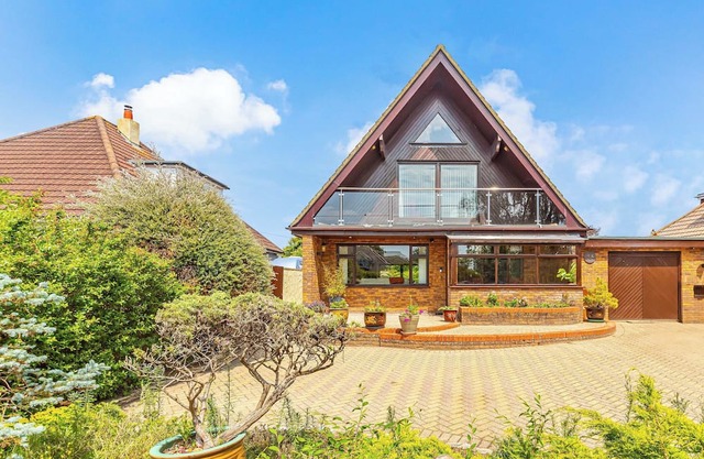 BOURNECOAST: Spacious Chalet Bungalow with Garden/Parking/Balcony/WIFI - HB10672