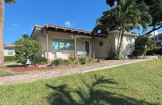 Charming 2-bedroom villa in superb Hillsboro Beach oceanfront resort.