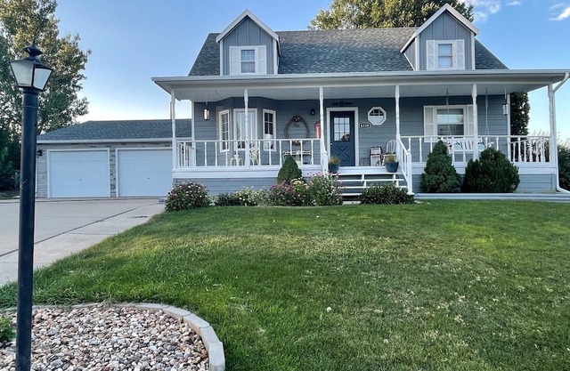 Charming 4-bedroom Cape Cod house 15 min from hospital and 20 min from EAFB