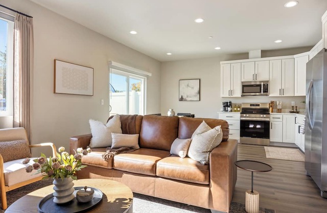 NEW Ivy Streat Retreat in Ephrata, Sleeps 10, EV Charger + Foosball + Air Hockey