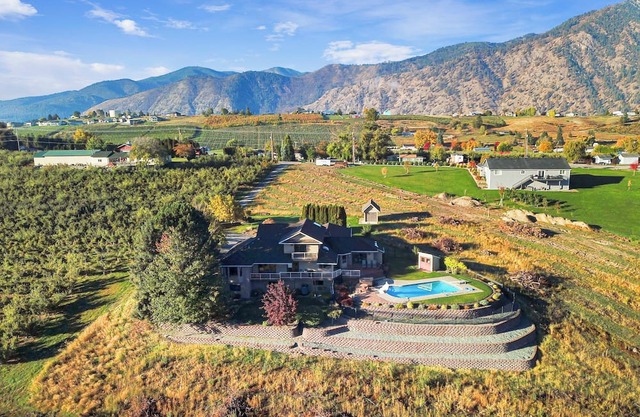 Manson Getaway with Pool that boasts stunning views of 3 Lakes