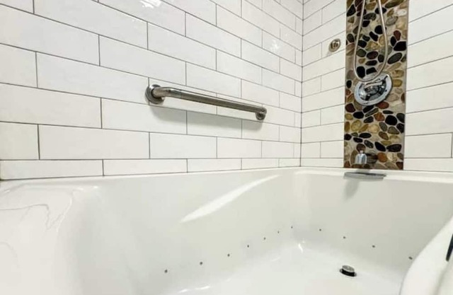 NEW - Mtn Views - Full Kitchen - Sauna - Pool - NH