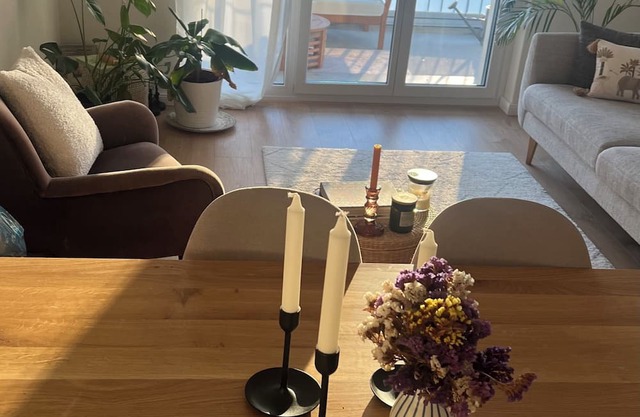 Stylish Zürich Apartment – 2 Min to Train, Balcony & Natural Light