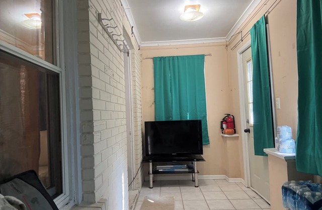 Charming 2-bedroom house with fitness room and AC in pleasant Edison