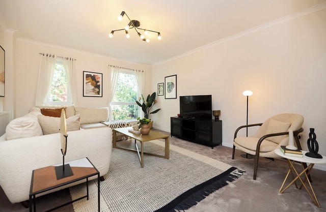 Chiswick Townhouse with Garden & Parking