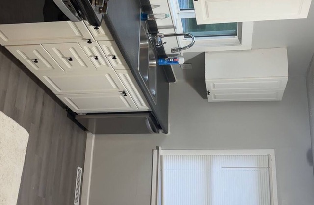 Entire 1BR House w/spacious driveway