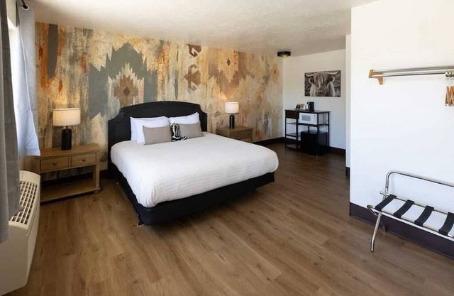The Golden Spur Hotel - King Bed - Western Themed
