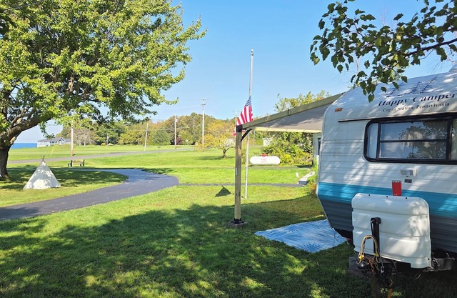 Dee's Tranquil Escape by the Lake a Cozy Camper in Oswego NY with AC & heat