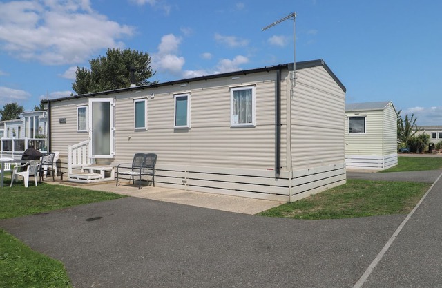 TOWER VIEW NUMBER 34, family friendly, with pool in Pevensey Bay