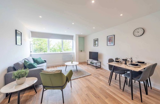 Stylish 2BR Apartment at Trinity Point, Gravesend