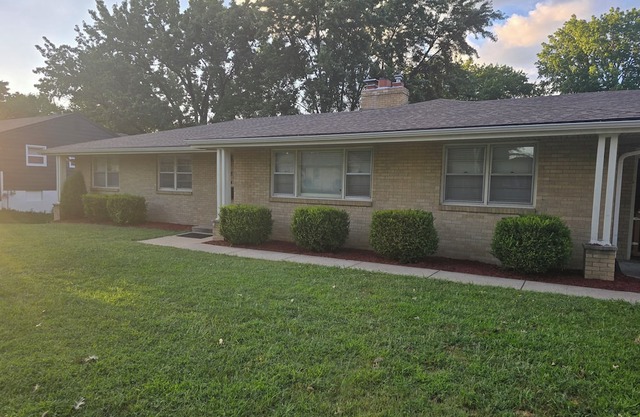 Charming house with easy access to the highway and shopping. Quit neighborhood