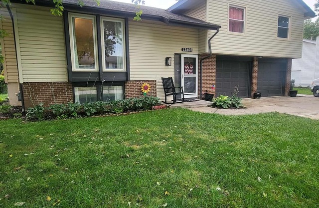 Charming 3-bedroom house in lovely Omaha. For Families, backyard, and parking.