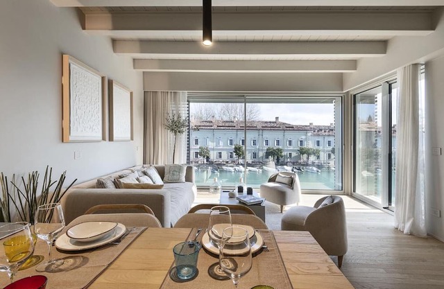 Apartment 'Palazzo Cordigero - Canale' with Canal View, Wi-Fi and Air Conditioning
