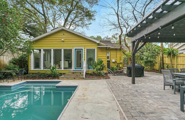 Pool House Oasis – Home for 6