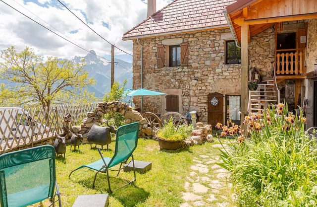 Cottage 'Le P'tit' with Lake View, Private Terrace and Wi-Fi