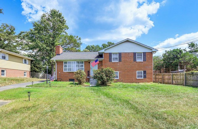 1 Mi to Mount Vernon! Family Home w/Large Yard