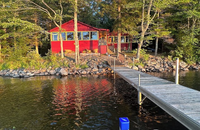 Cozy lakefront cabin on Damariscotta Lake, relax & enjoy summer as it should be.