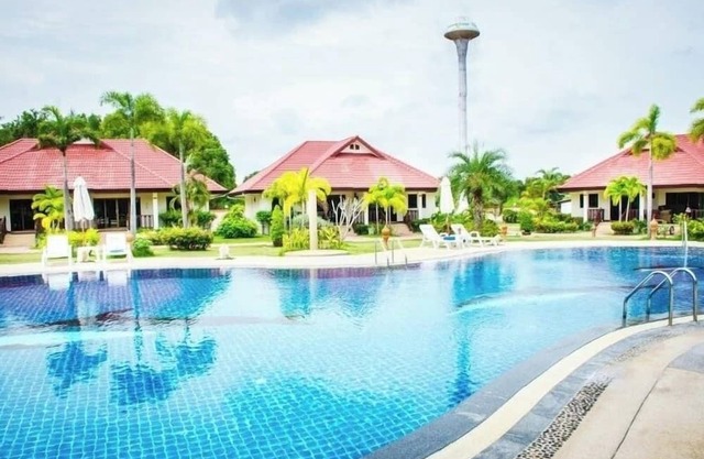 Holiday home with pool, gym and beach access