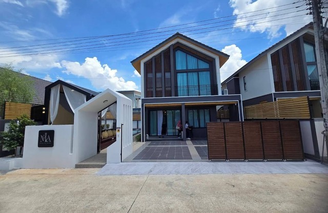 Queen Ma Pool Villa