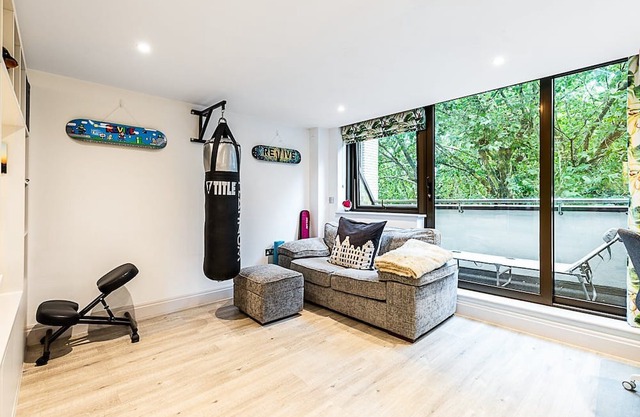 ​Chiswick Studio Retreat with Private Balcony
