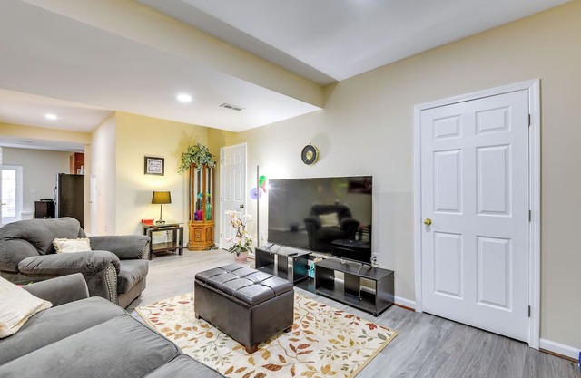 Pets Welcome! Cozy Family Apartment in Sterling