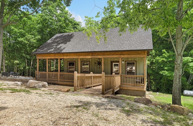 Buffalo Mist Cabin: Hot tub, Fire pit, Sleeps 6, 3 king beds, 13 private acres