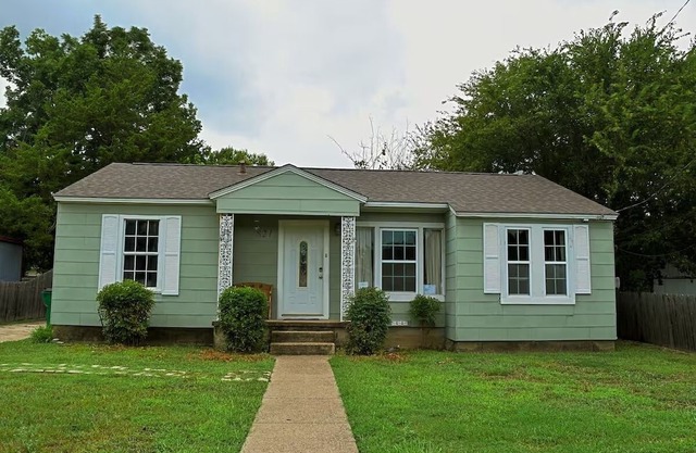 Charming 2-Bed Bluebonnet Bungalow in Historic Waxahachie