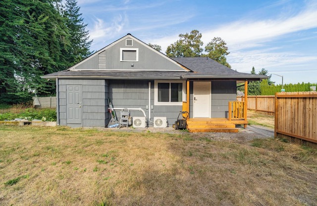 Entire 3B Rambler house with AC in Olympia Near Downtown Hospitals