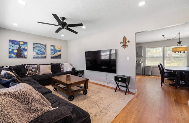 Renovated 5BR Retreat 2 Living Rooms Sleeps/Dining for 10, Close to major HWY's