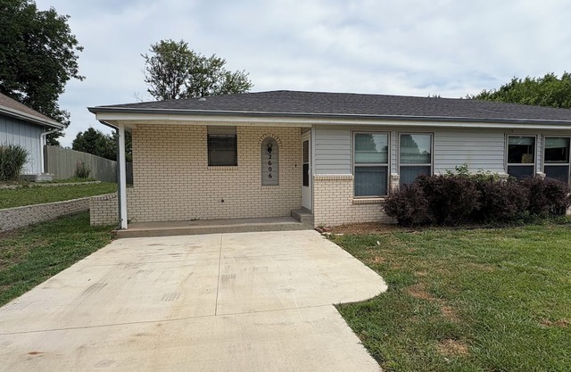 Charming 2-bedroom house in terrific Manhattan. Walkable to KSU football.