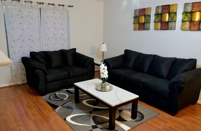 Charming 2-bedroom apartment with Great central location in Greenville