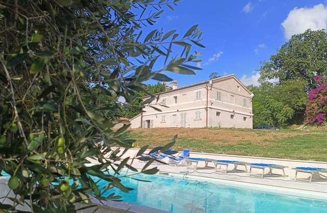 Charming country house with pool among the rolling hills of Morro d'Alba