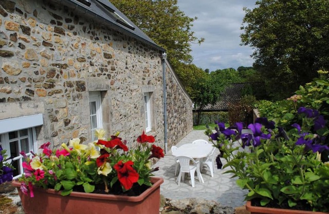 Charming countryside house with fenced garden, pets allowed and WiFi