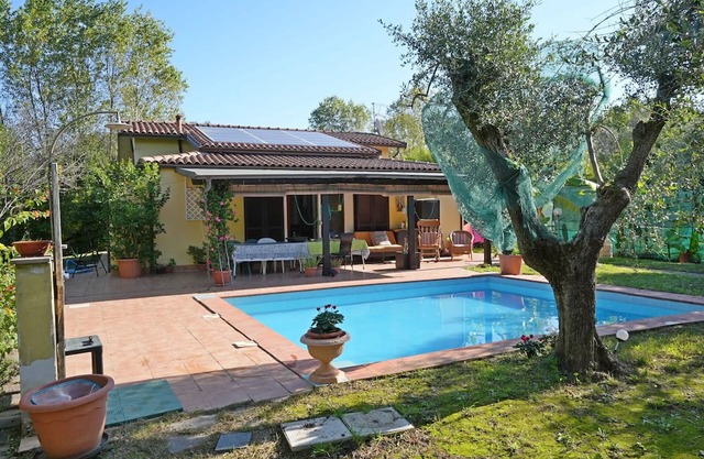 Private Villa with private pool, A/C, WIFI, TV, veranda, pets allowed, parking, close to La Spezia