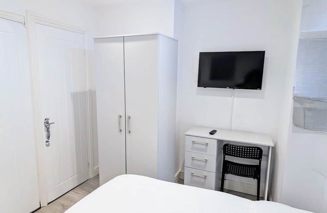 Chic En-suite Double Room with Office