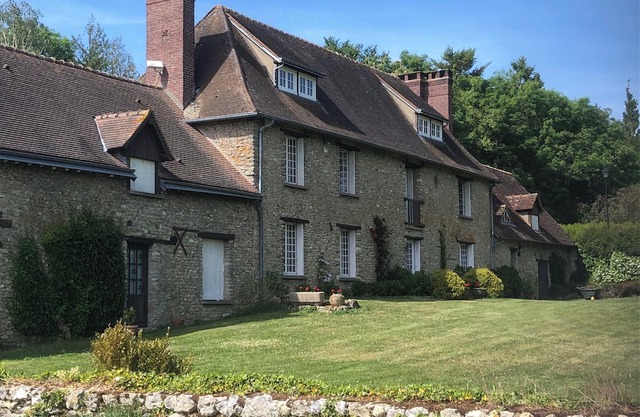 Family home in Vexin, 1 hour from Paris. Sleeps 17.
