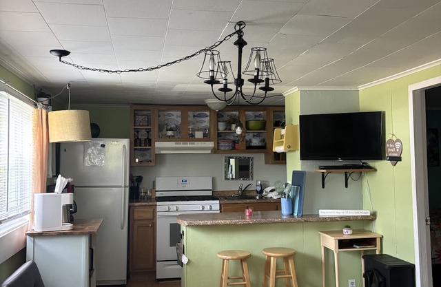 Charming 2-bedroom cottage in brilliant Moultonborough with AC.