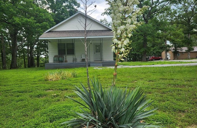 Cozy 2-bedroom Schoolhouse Cabin near Truman Lake access points