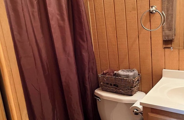 Charming Micro Cabin near Truman Lake in the Ozarks!