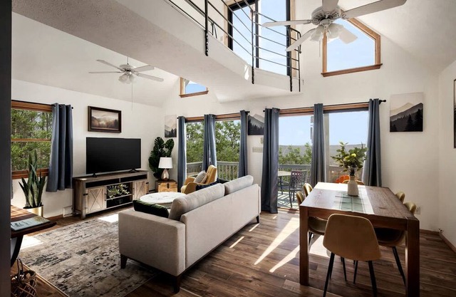 Splendid Mountaintop Cabin Retreat near South Branch Potomac River in West Virginia