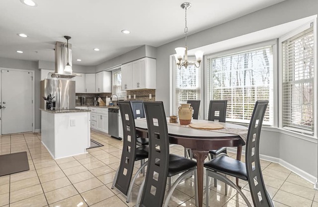 Spacious 5-bedroom house with AC, fitness room in charming Accokeek