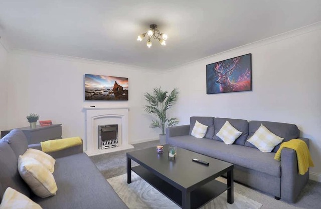 Spacious 4 Bedroom House with Parking